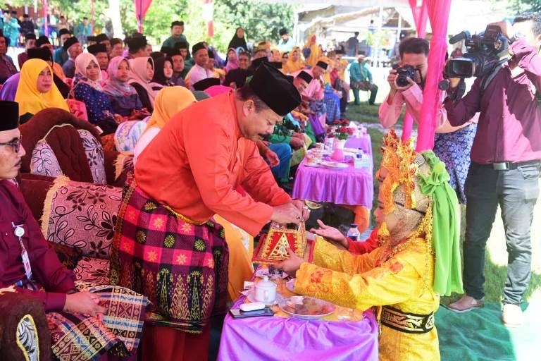 Heri Indra Putra mencicipi sekapur sirih
